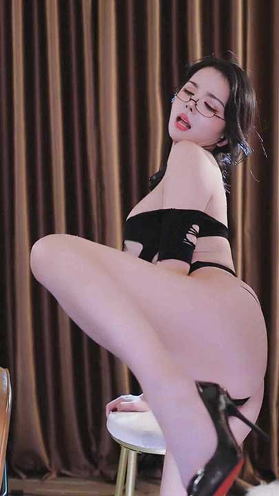 网易CC 温凉 内衣小皮鞭销魂热舞3V【1.3G】